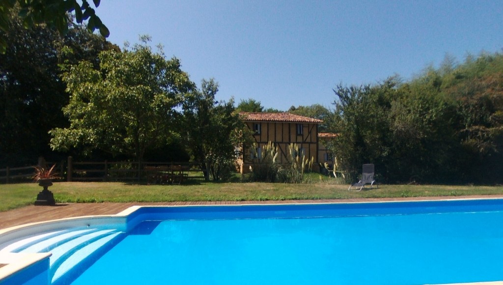 Le Bêtet house and swimming pool in Gascony